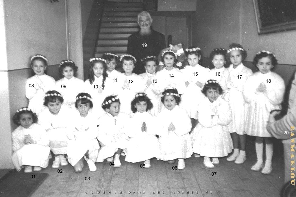 COMMUNIONS ORAN SOEURS TRINITAIRES DE SAINT LOUIS PRIVEE 1957 3 MARS AVEC PERE EDOUARD.jpg